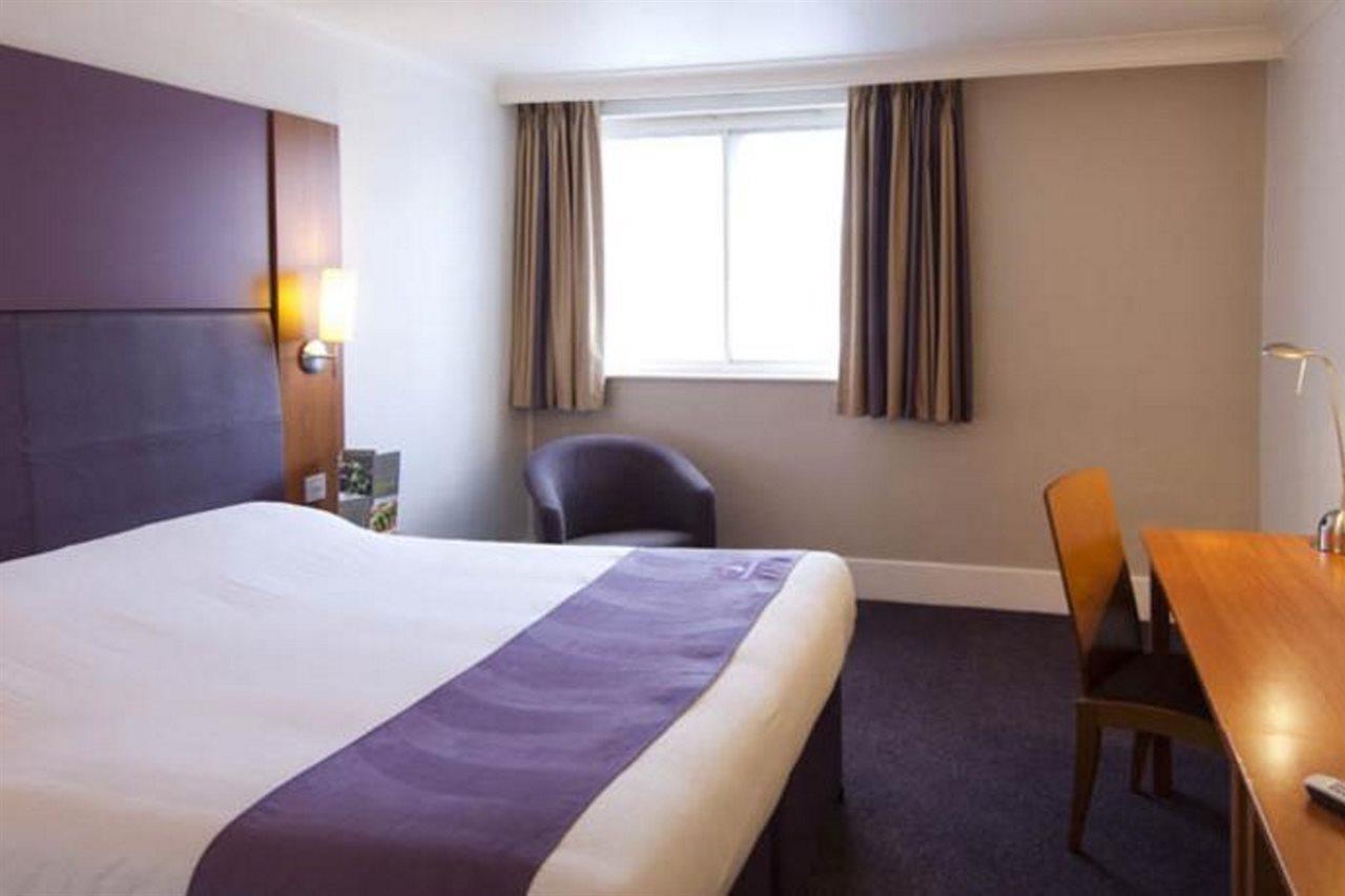Premier Inn Aylesbury アリスバーリー エクステリア 写真