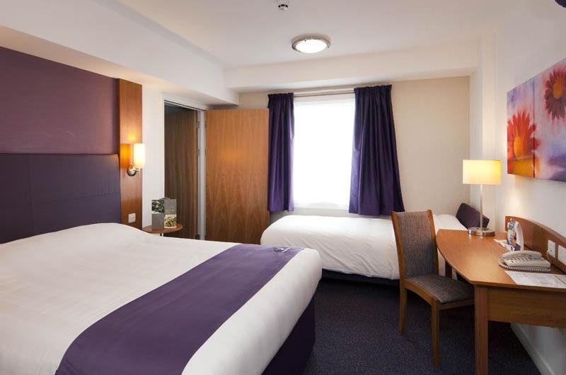 Premier Inn Aylesbury アリスバーリー エクステリア 写真